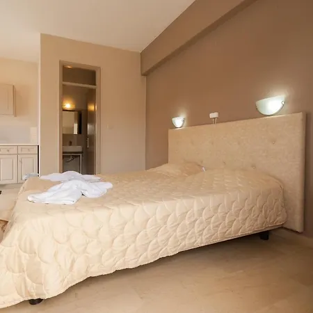 Mariposa Next To The Sea Daire